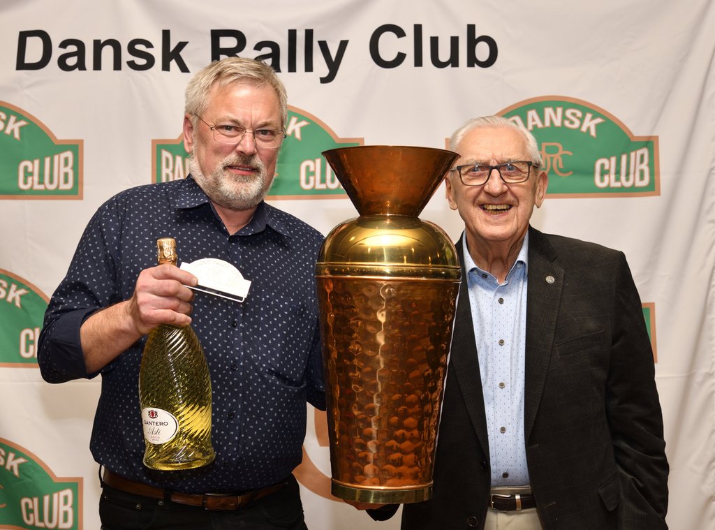 Som første modtager af Søren Terps Ærespokal i 2024, får Tom Larsen fra Stege overrakt pokalen af Søren Terp.
(Foto: Michael Eisenberg)